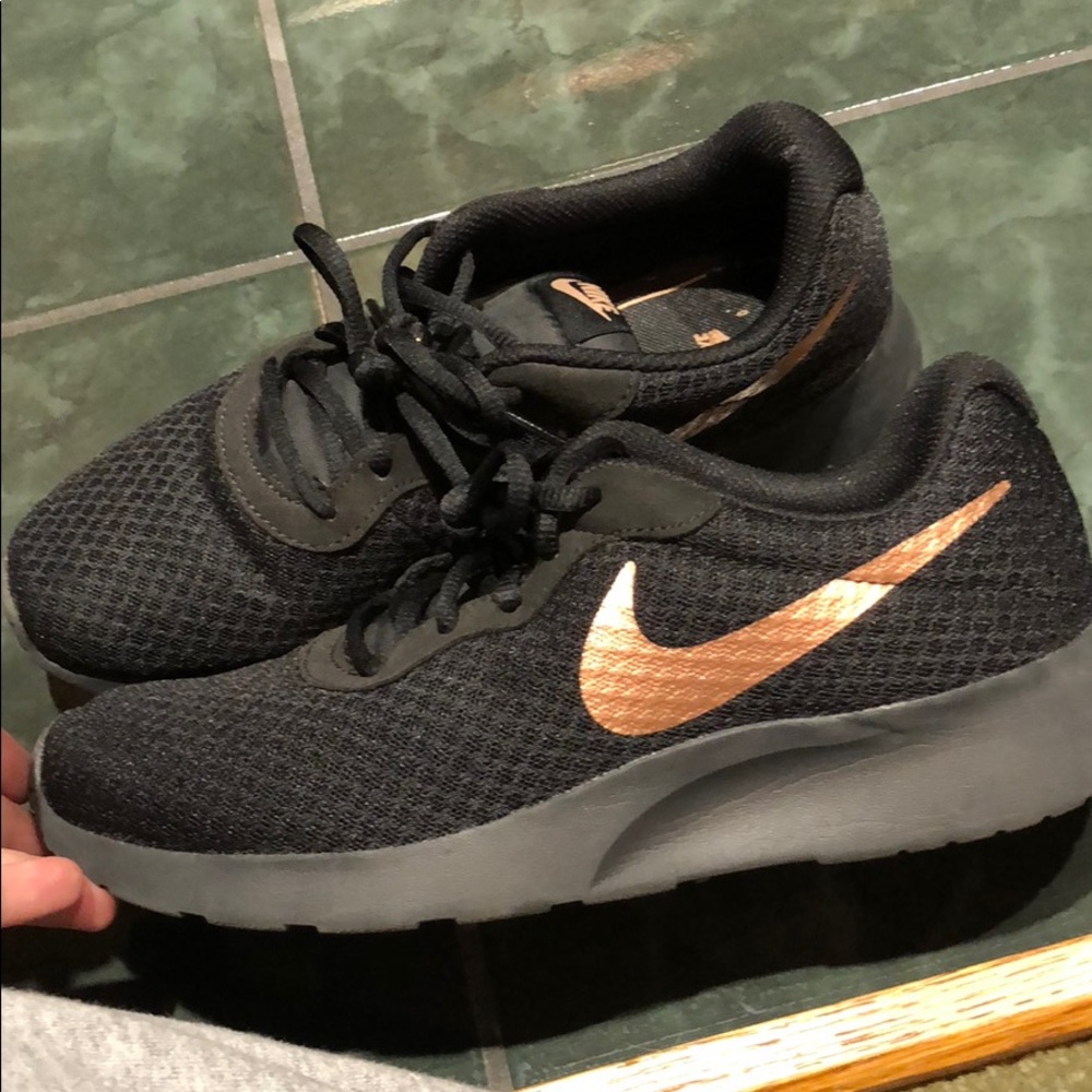 Nike Tanjun - Black/Rose Gold✨🖤Women’s 8.5